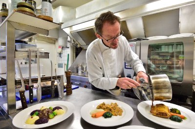 Restaurant t haasje hazerswoude Rijndijk in Algemeen Dagblad kok Gabri in keuken